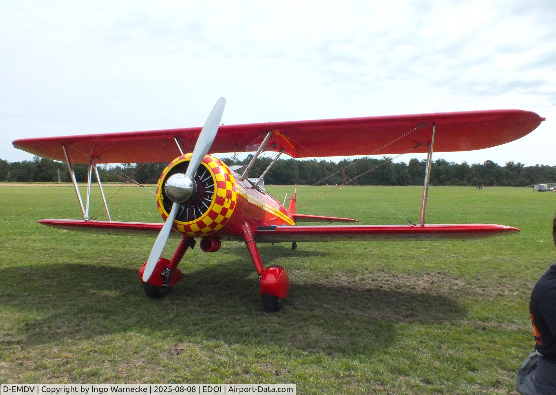 D-EMDV, 1942 Boeing E75N1 C/N 75-5844, Boeing (Stearman) PT-13D Kaydet / E75N1 at Bienenfarm airfield during the 2025 Quax Bücker-Treffen (Bücker-Meeting) and Vintage Aerobatic World Championships