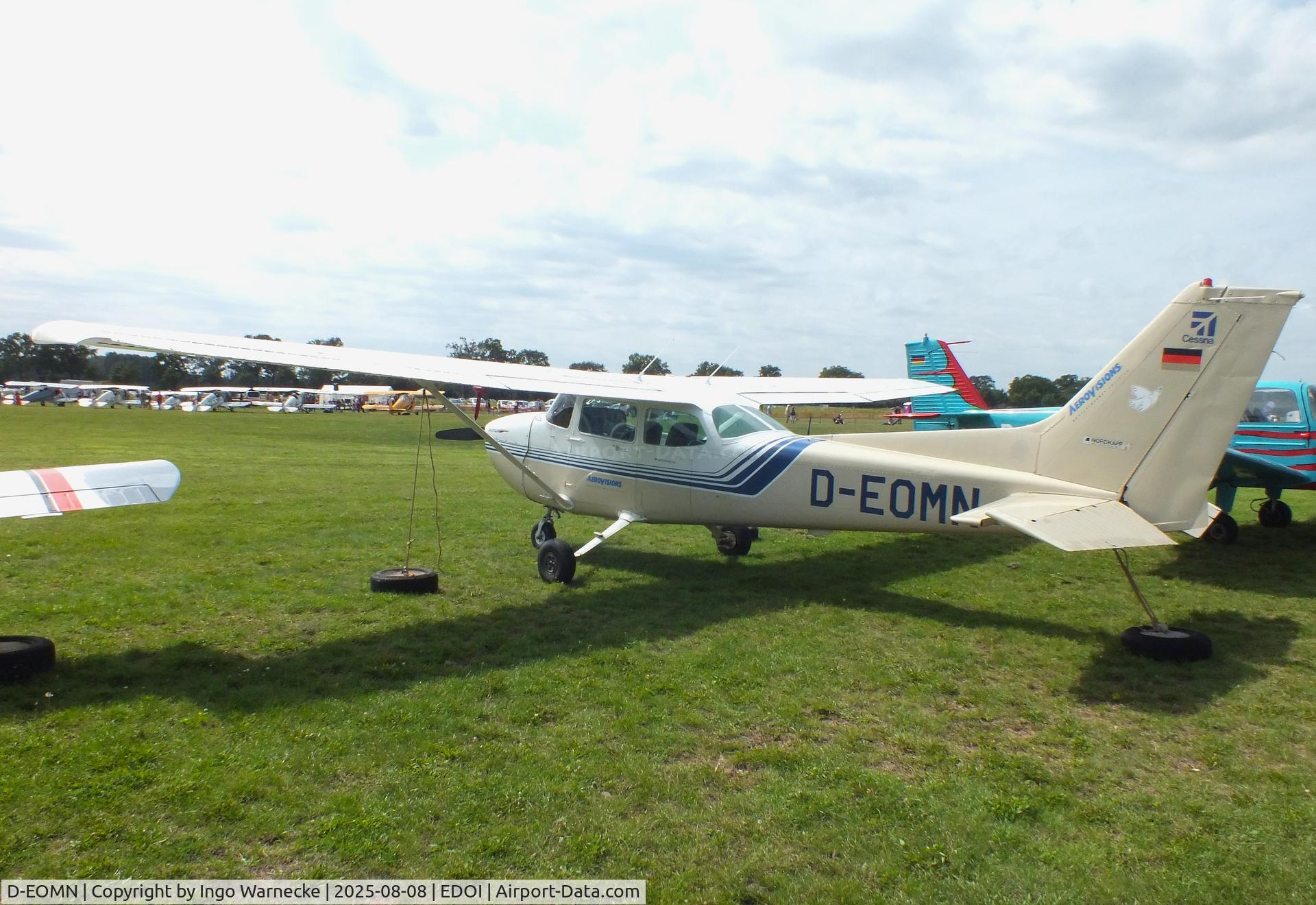 D-EOMN, Cessna 172P C/N 17276594, Cessna 172P at Bienenfarm airfield during the 2025 Quax Bücker-Treffen (Bücker-Meeting) and Vintage Aerobatic World Championships
