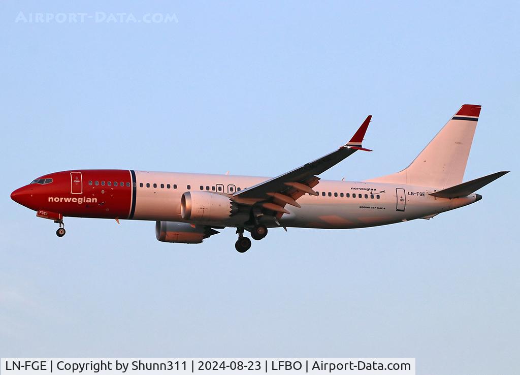 LN-FGE, 2021 Boeing 737-8 MAX C/N 63560, Landing rwy 32L
