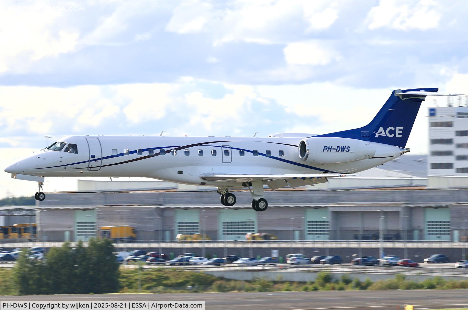 PH-DWS, 2000 Embraer ERJ-135LR (EMB-135LR) C/N 145343, Rwy 19L
