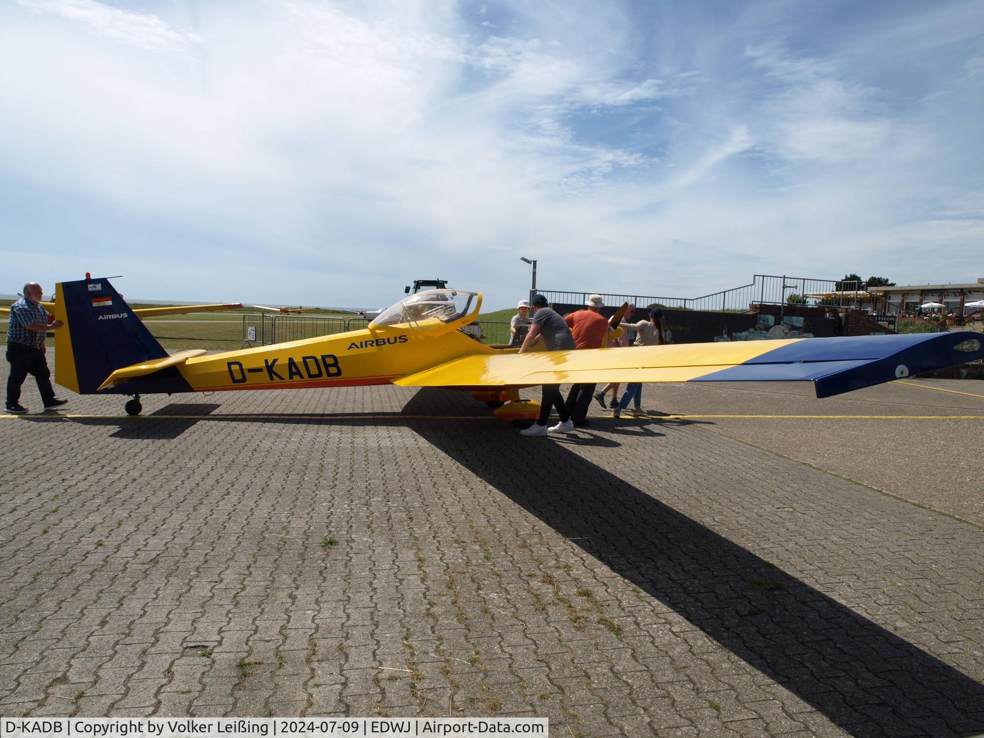 D-KADB, 2019 Scheibe SF-25C Rotax-Falke C/N 44736, pushing to fuel