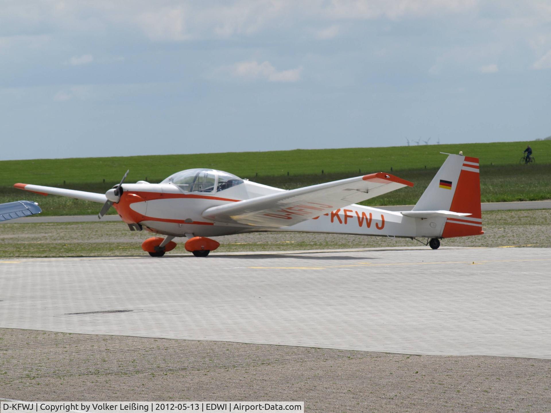 D-KFWJ, 1979 Scheibe SF-25C C/N 44267, parking