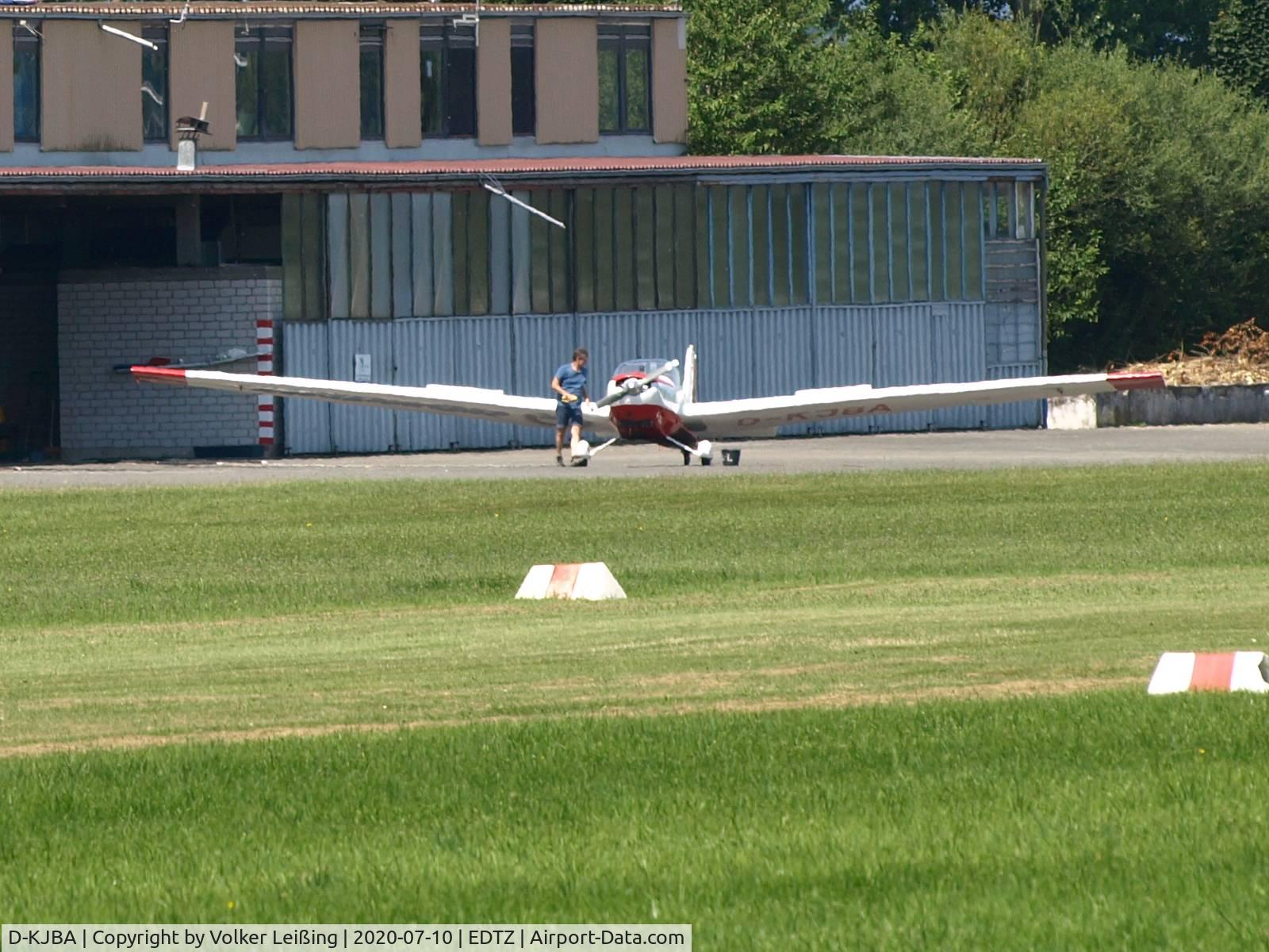 D-KJBA, 1986 Scheibe SF-25C Falke 2000 C/N 44399, parking