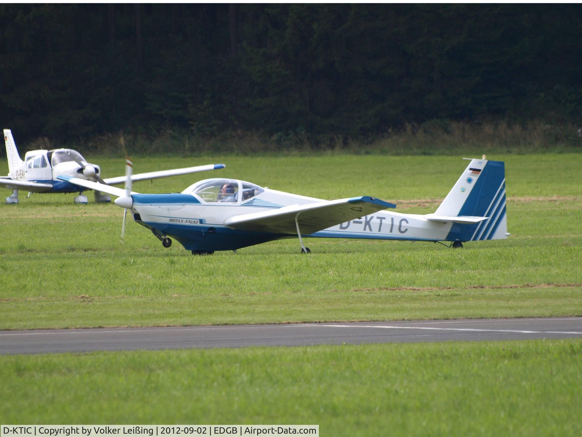 D-KTIC, 1993 Scheibe SF-25C C/N 44555, taxi to parking