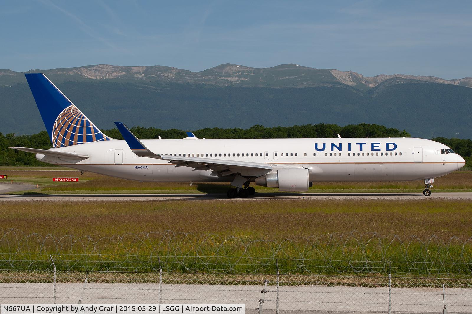 N667UA, 1998 Boeing 767-322 C/N 29239, United 767-300