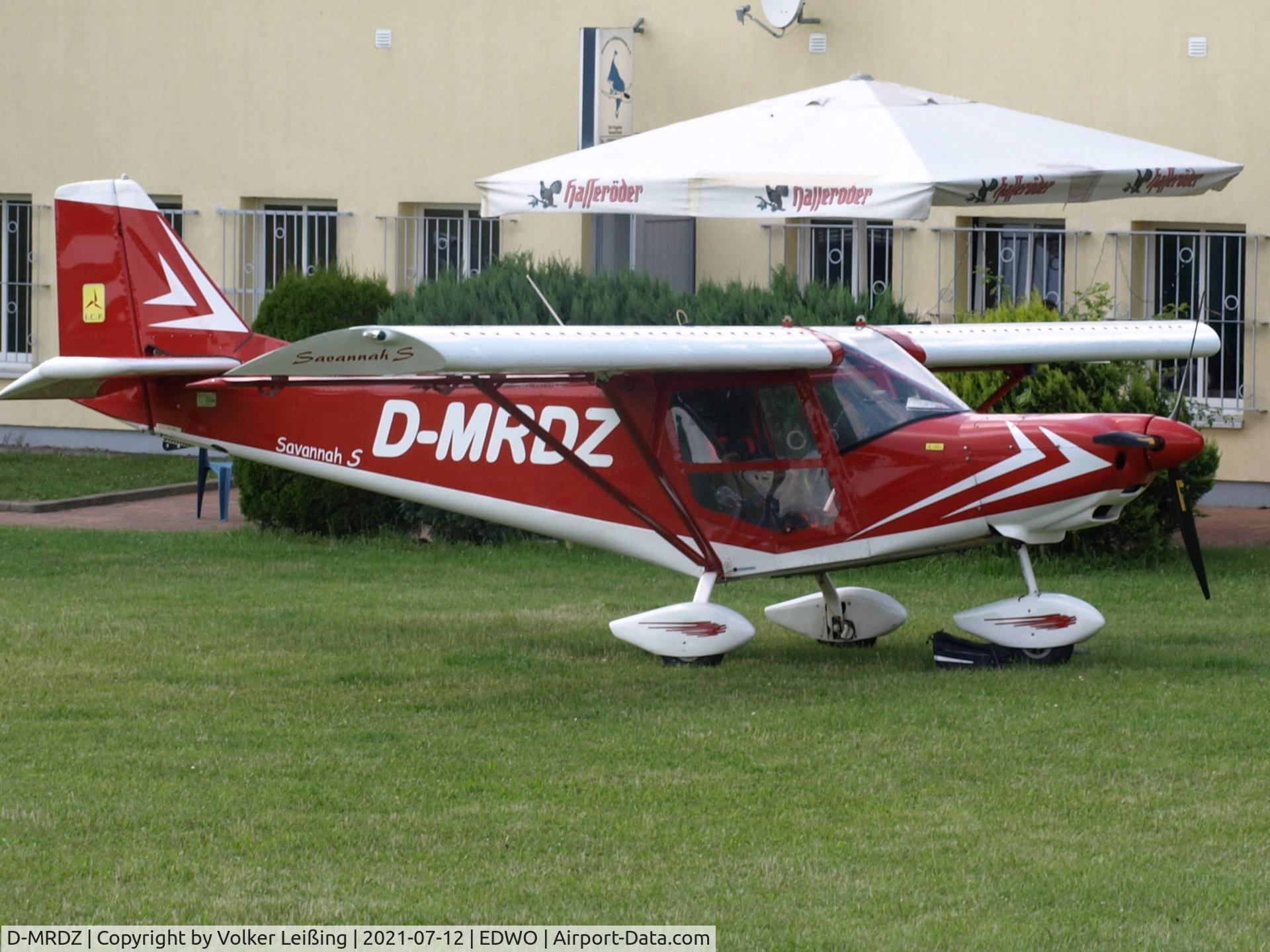 D-MRDZ, 2000 ICP Savannah S C/N 12-12-54-0230, parking