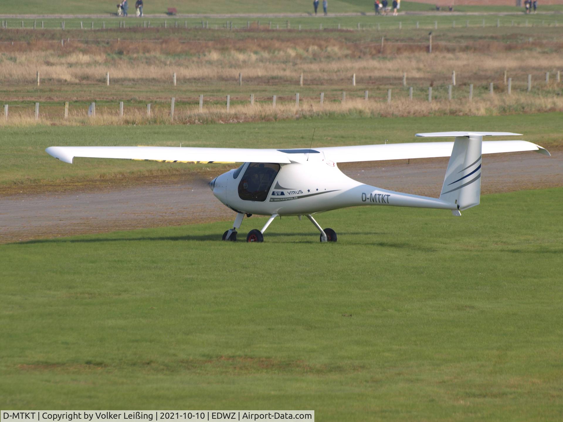 D-MTKT, Pipistrel Virus SW 100, taxi ro runway