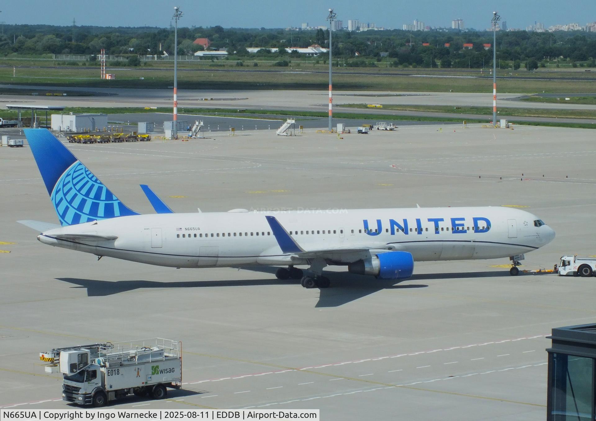 N665UA, 1998 Boeing 767-322 C/N 29237, Boeing 767-322 of United Airlines at Berlin-Brandenburg airport