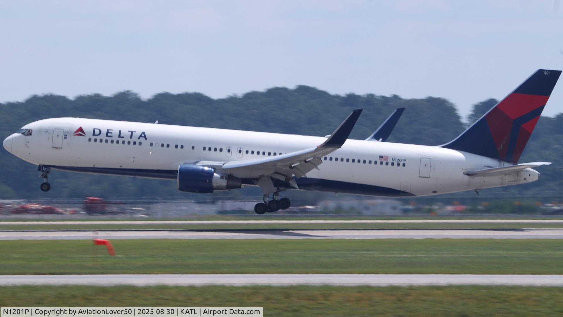 N1201P, 1998 Boeing 767-332 C/N 28458, Delta 763