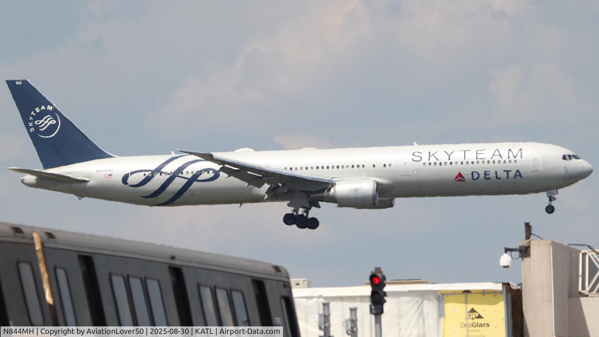 N844MH, 2002 Boeing 767-432/ER C/N 29717, Delta SkyTeam 764