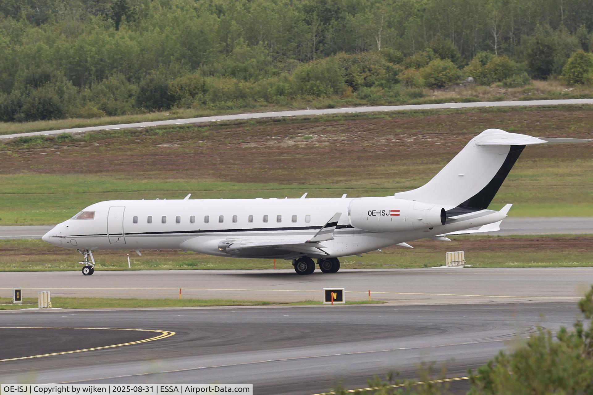 OE-ISJ, Bombardier BD-700-1A10 Global Express XRS C/N 9336, Twy X