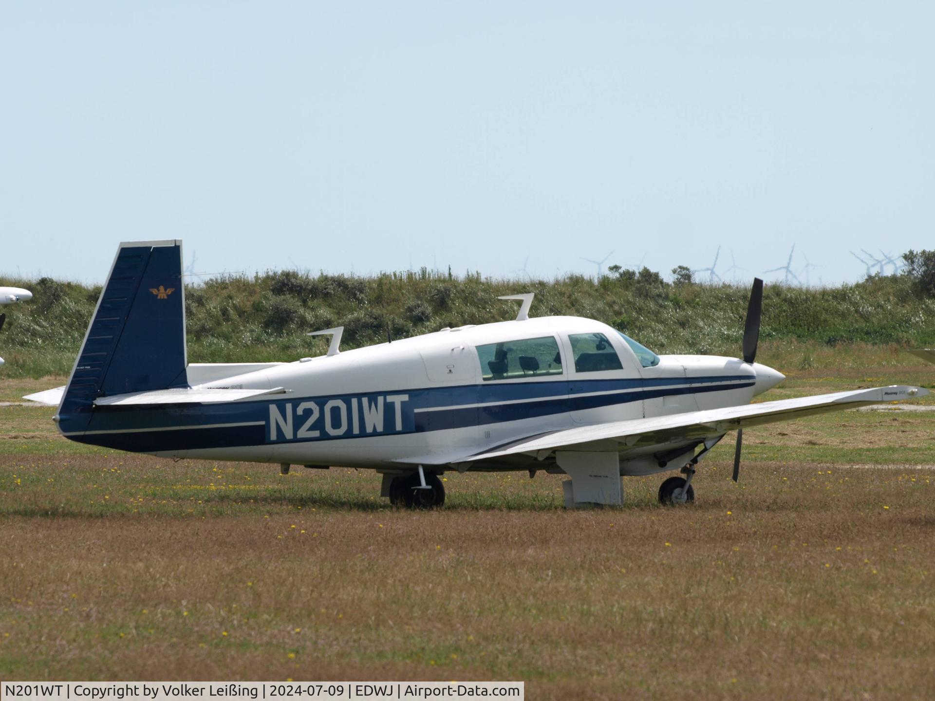 N201WT, 1977 Mooney M20J 201 C/N 24-0183, parking