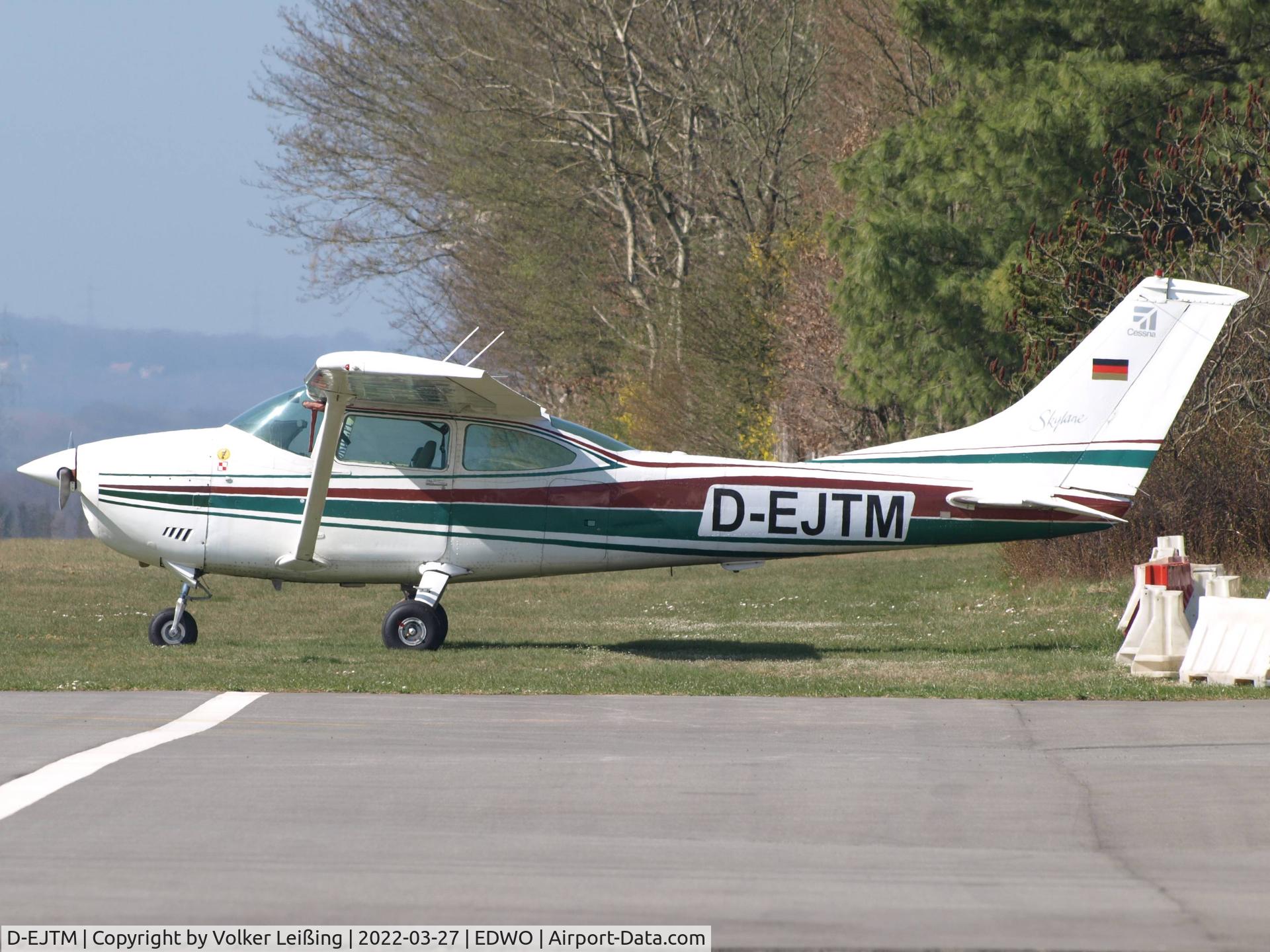 D-EJTM, 1972 Cessna 182P Skylane C/N 182-61338, parking D-EJTM, 1972 Cessna 182P Skylane C/N 182-61338, parking