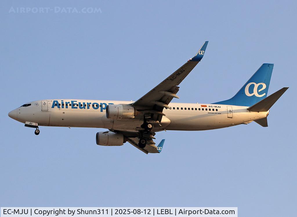 EC-MJU, 2016 Boeing 737-85P C/N 60584, Landing rwy 24R