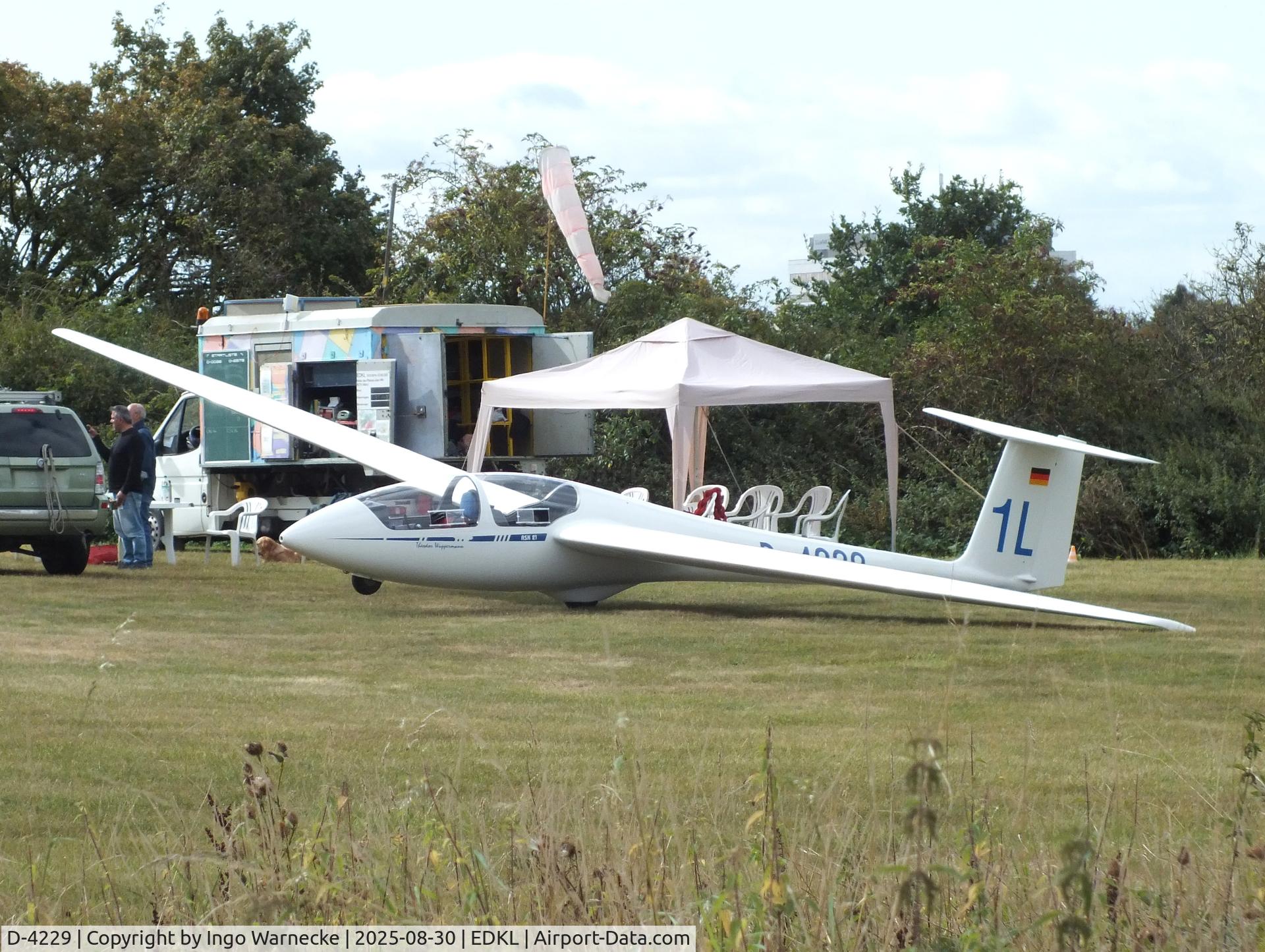 D-4229, 1989 Schleicher ASK-21 C/N 21411, Schleicher ASK-21 at the 2025 Flugplatzfest Leverkusen airfield display
