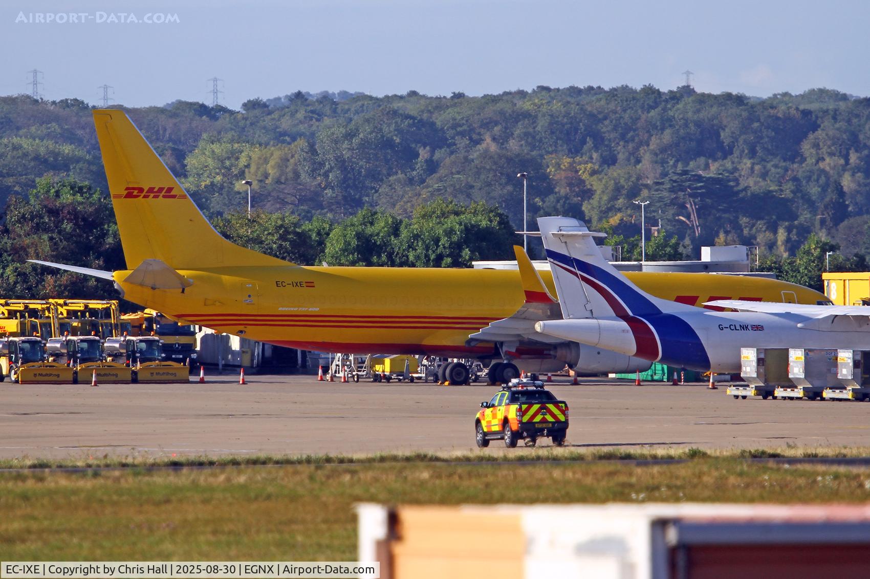 EC-IXE, 2000 Boeing 737-883 C/N 30468, East Midlands