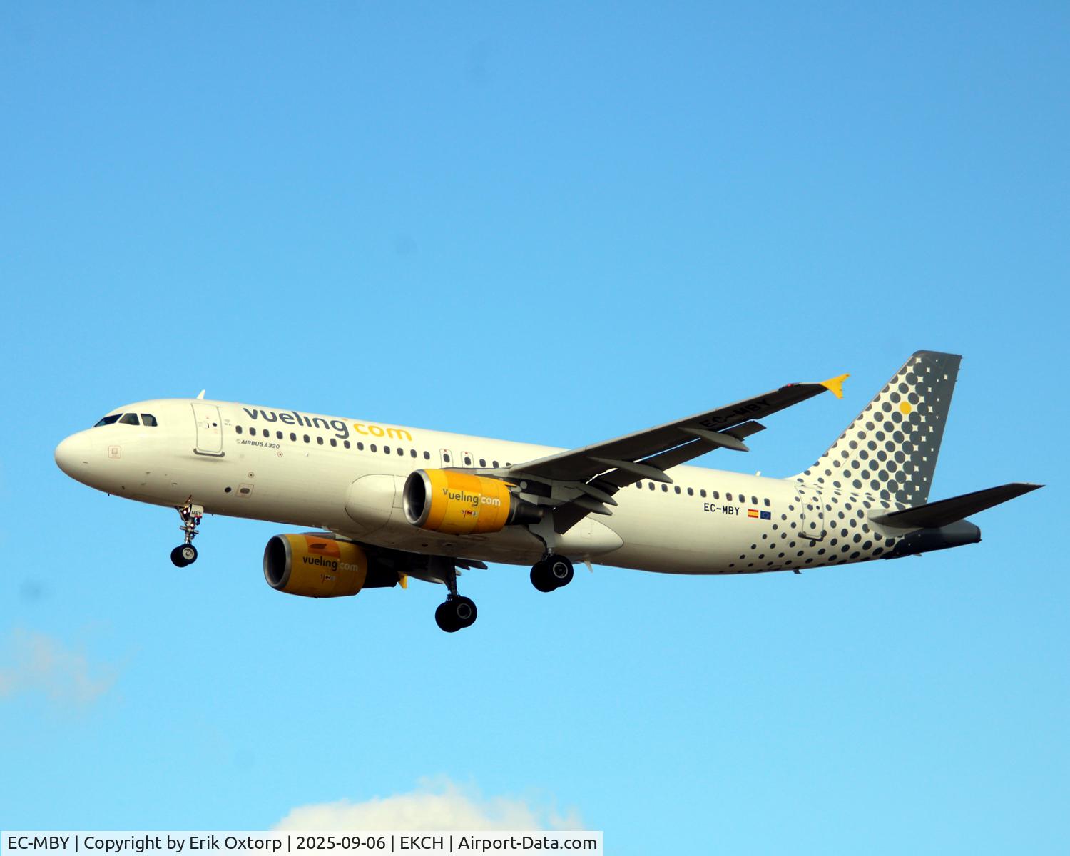 EC-MBY, 2011 Airbus A320-214 C/N 4674, EC-MBY landing rw 22L