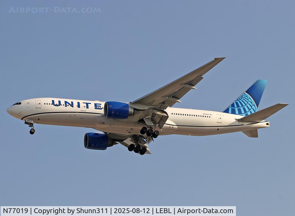 N77019, 2007 Boeing 777-224 C/N 35547, Landing rwy 24R