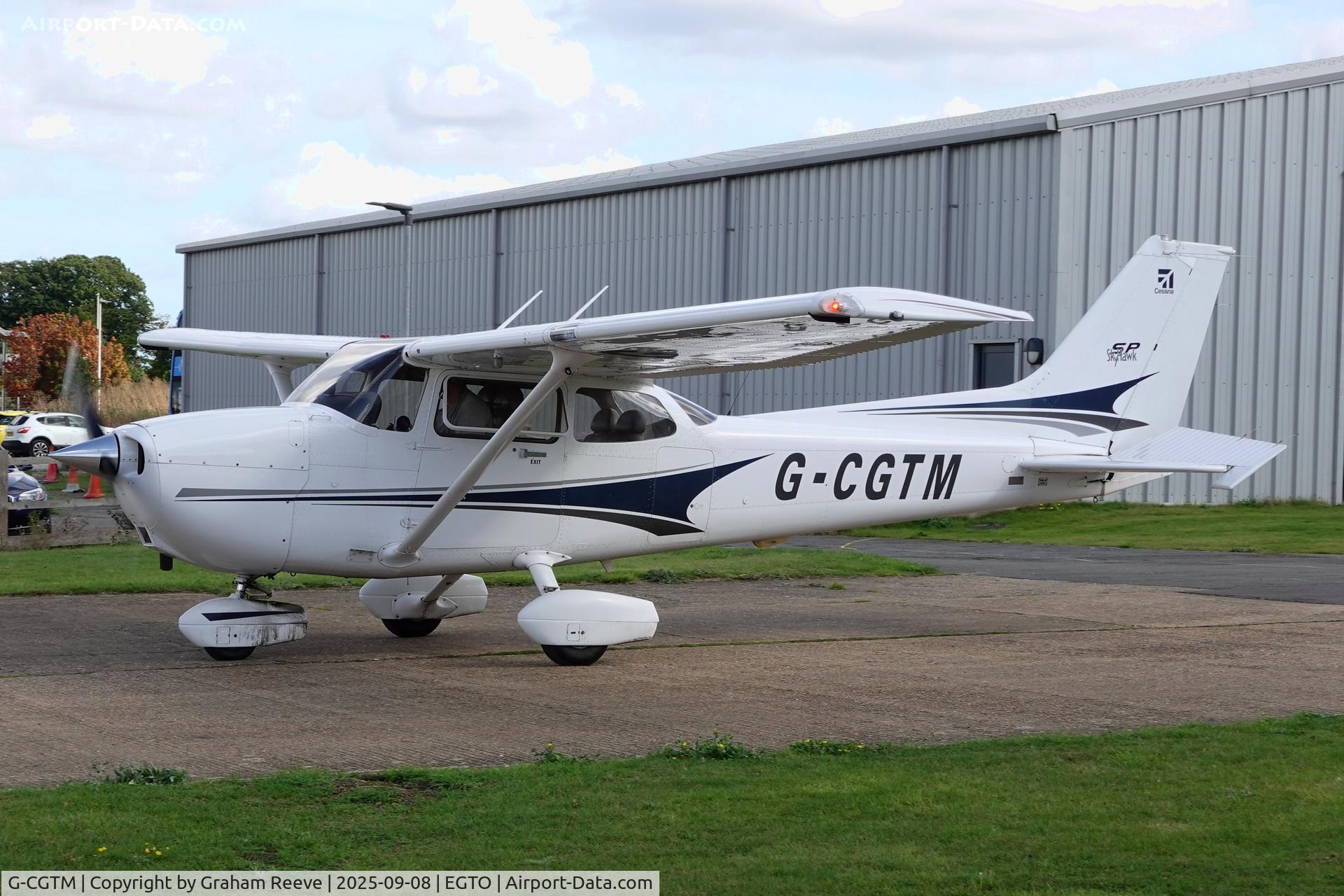 G-CGTM, 2004 Cessna 172S Skyhawk SP C/N 172S9597, Departing from Rochester.