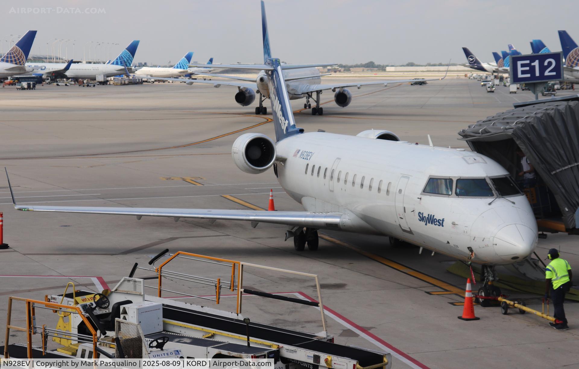 N928EV, 2004 Bombardier CRJ-200LR (CL-600-2B19) C/N 8006, CL-600-2B19
