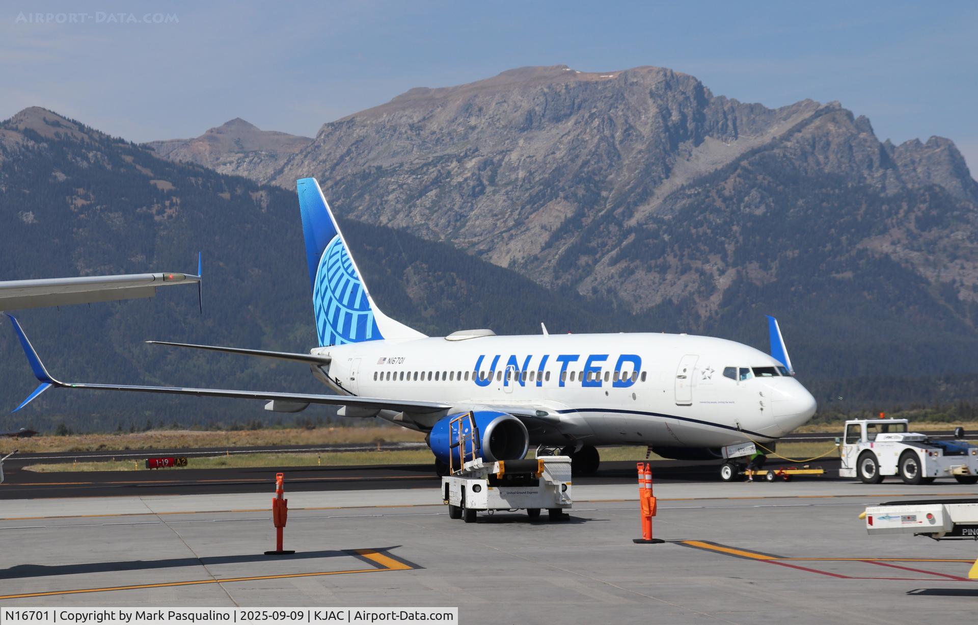 N16701, 1998 Boeing 737-724 C/N 28762, Boeing 737-724 N16701, 1998 Boeing 737-724 C/N 28762, Boeing 737-724