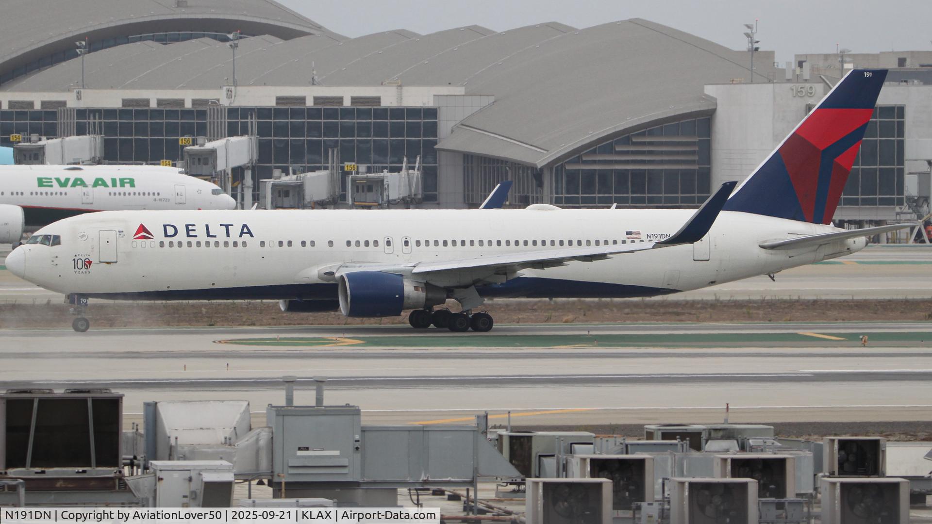 N191DN, 1997 Boeing 767-332 C/N 28448, Delta 100 Years sticker 763