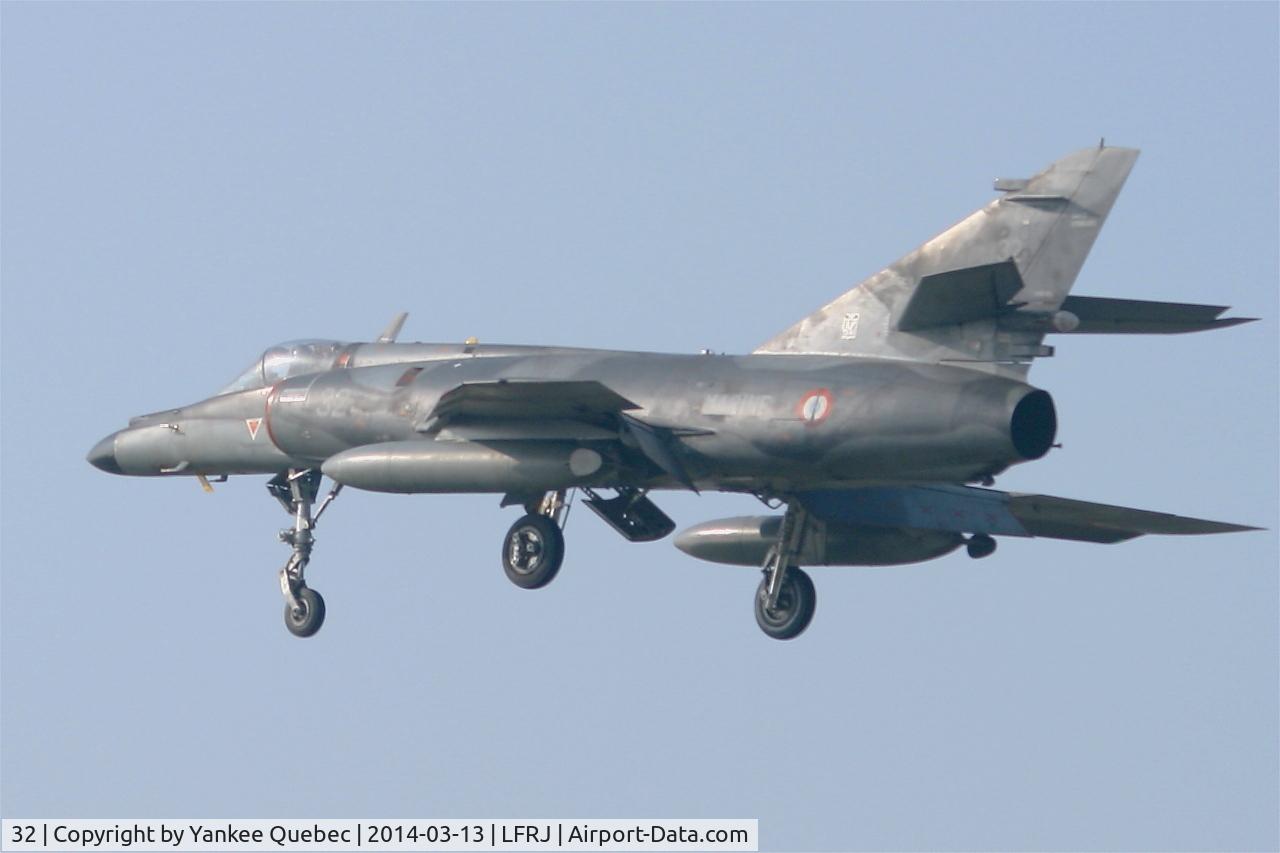 32, Dassault Super Etendard C/N 32, Dassault Super Etendard MER, Short approach rwy 26, Landivisiau Naval Air Base (LFRJ)