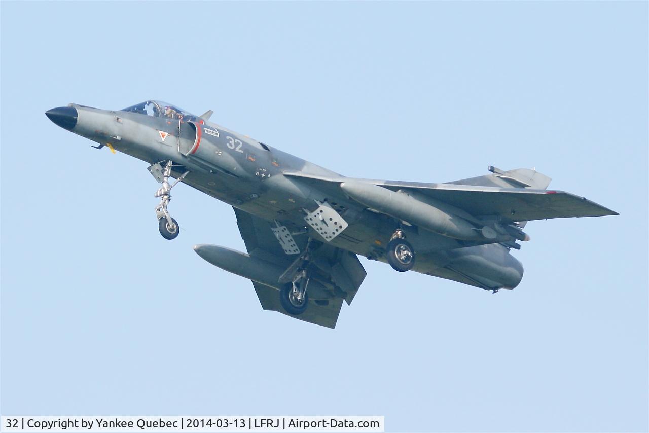 32, Dassault Super Etendard C/N 32, Short approach rwy 26, Landivisiau Naval Air Base (LFRJ)