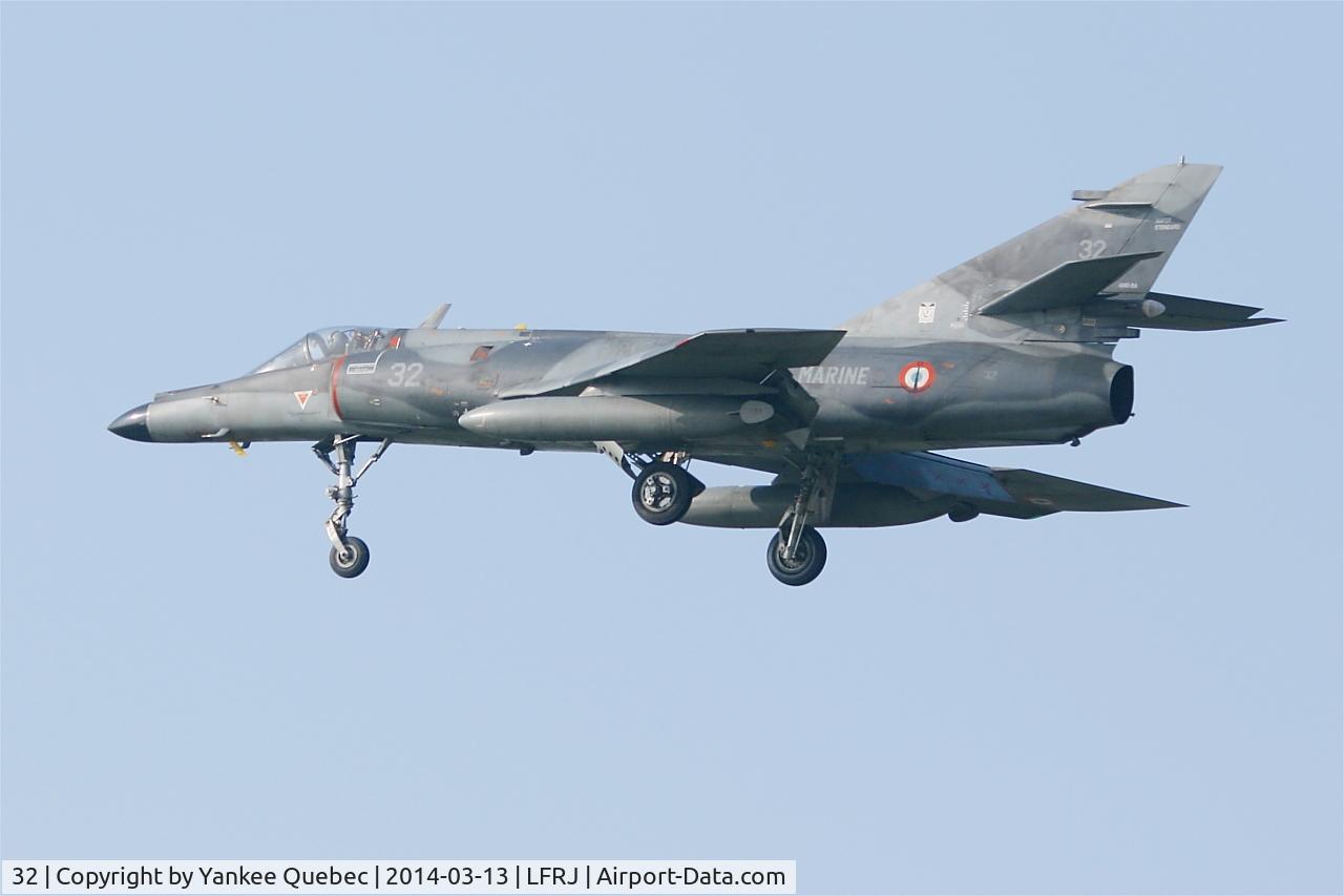 32, Dassault Super Etendard C/N 32, Short approach rwy 26, Landivisiau Naval Air Base (LFRJ)