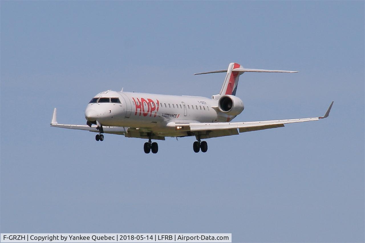 F-GRZH, 2003 Bombardier CRJ-702 (CL-600-2C10) Regional Jet C/N 10089, Short approach rwy 25L, Brest Bretagne airport (LFRB-BES)