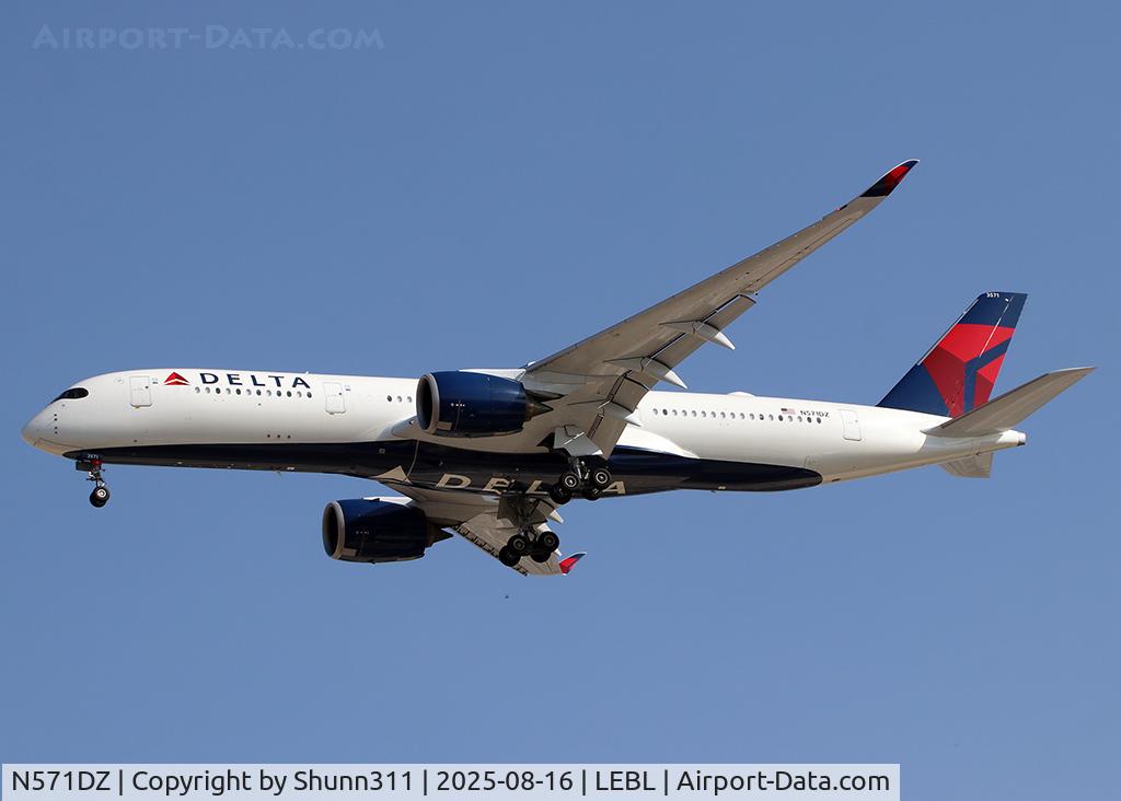 N571DZ, 2016 Airbus A350-941 C/N 0064, Landing rwy 24R