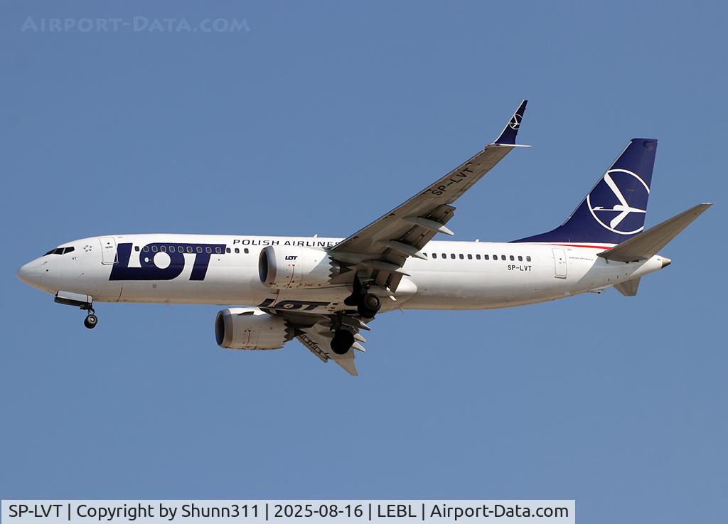 SP-LVT, Boeing 737-8 MAX C/N 43974, Landing rwy 24R SP-LVT, Boeing 737-8 MAX C/N 43974, Landing rwy 24R