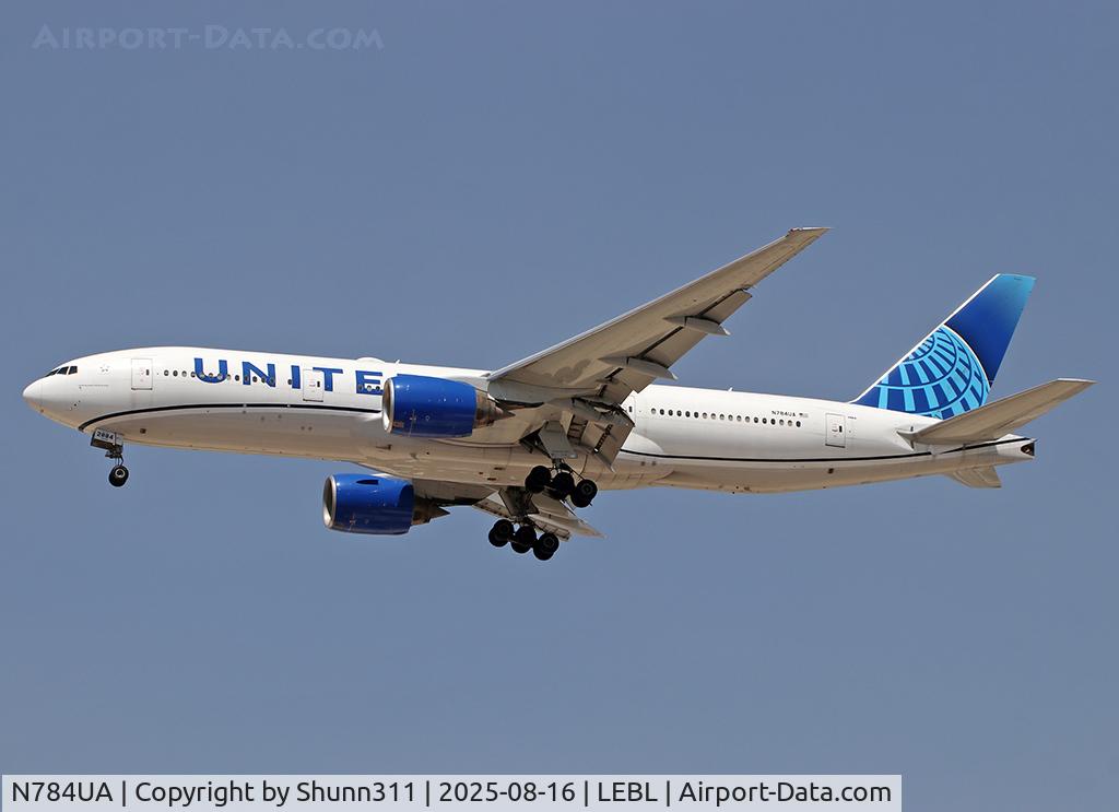 N784UA, 1997 Boeing 777-222/ER C/N 26951, Landing rwy 24R