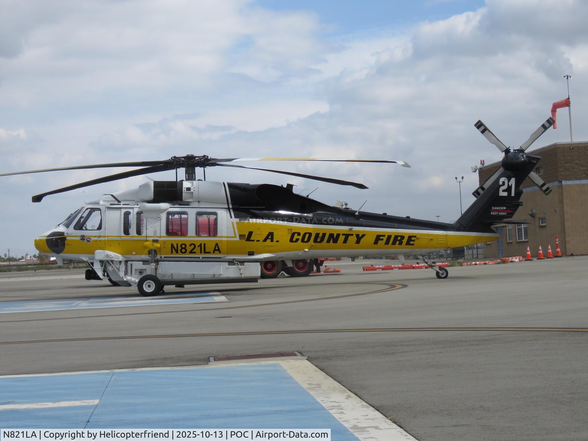 N821LA, 2017 Sikorsky S-70A (Fire Hawk) C/N 70.4023, Parked waiting to be called out