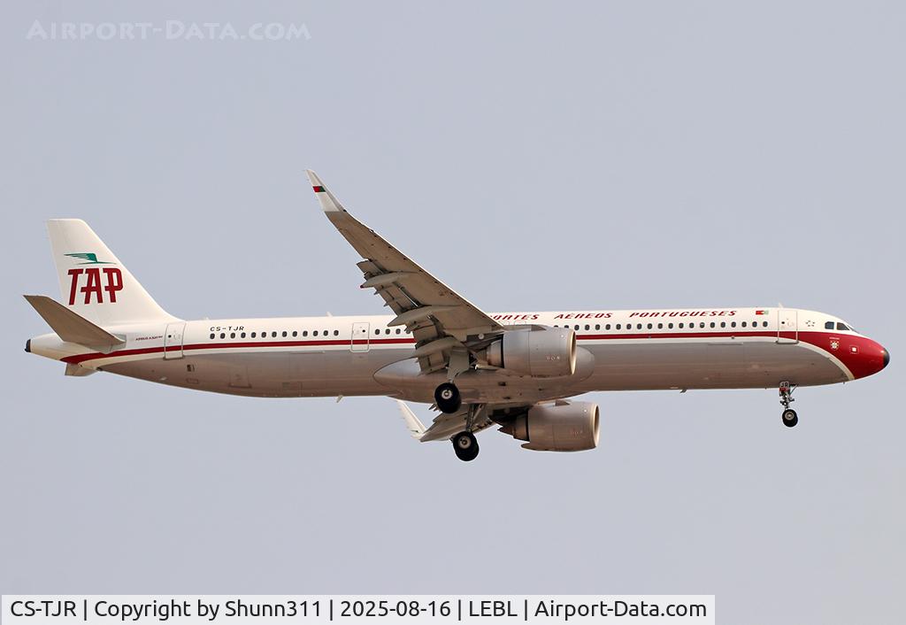 CS-TJR, 2020 Airbus A321-251NX C/N 10105, Landing rwy 24R in Retro c/s