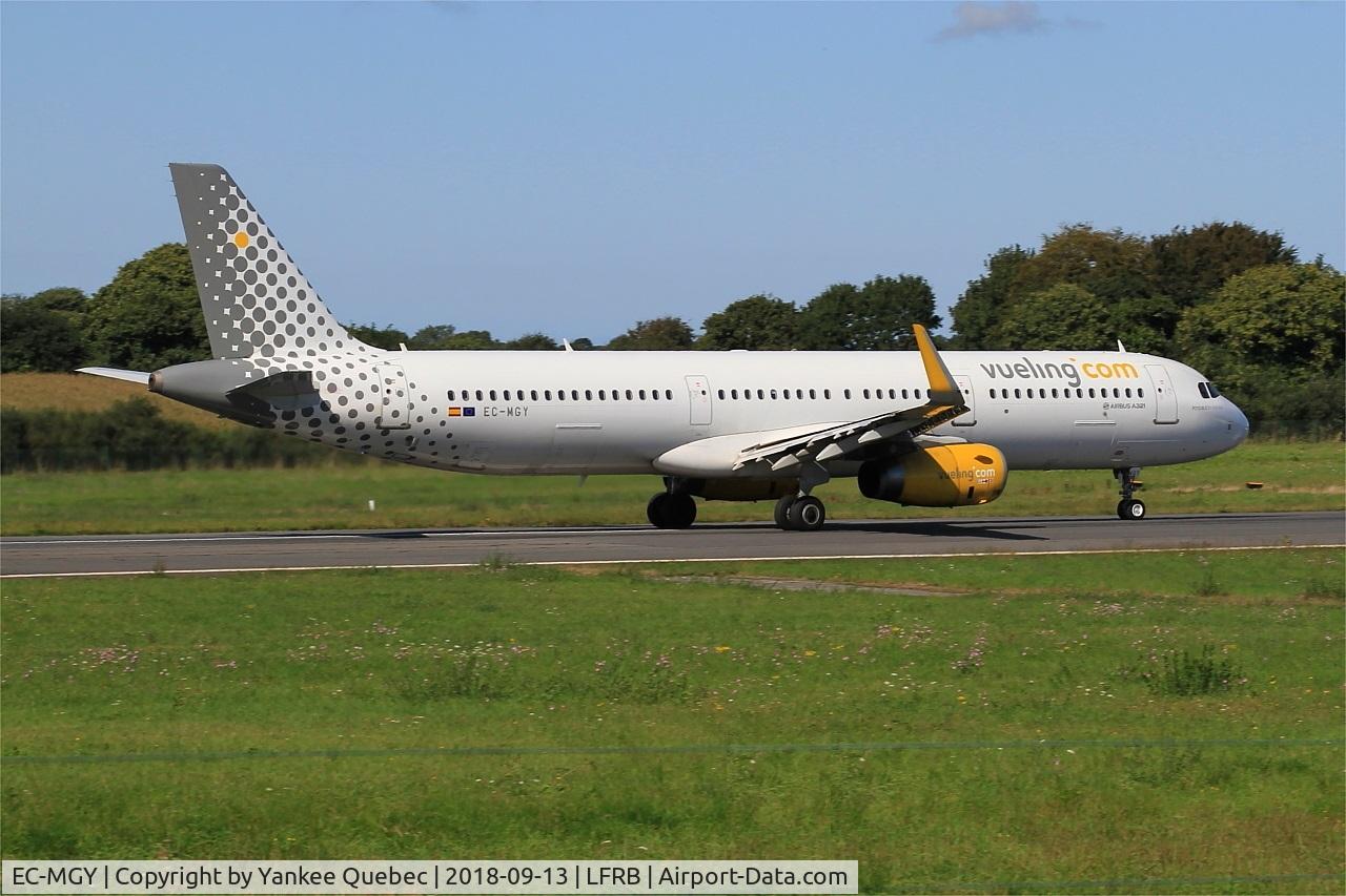 EC-MGY, 2015 Airbus A321-231 C/N 6638, Take off run rwy 07R, Brest Bretagne airport (LFRB-BES)