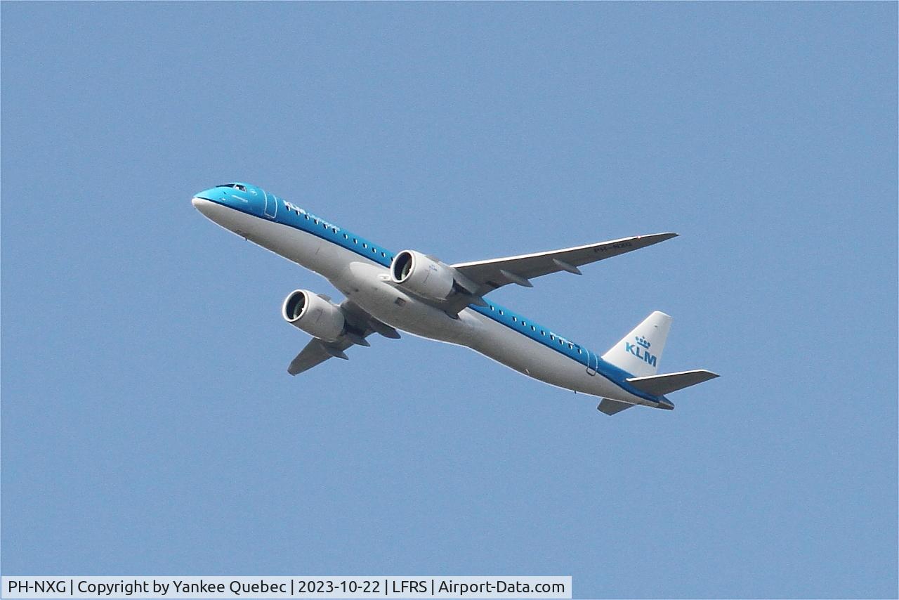 PH-NXG, 2021 Embraer E195-E2 (ERJ-190-400STD) C/N 19020062, long approach rwy 21, Nantes-Atlantique airport (LFRS-NTE)