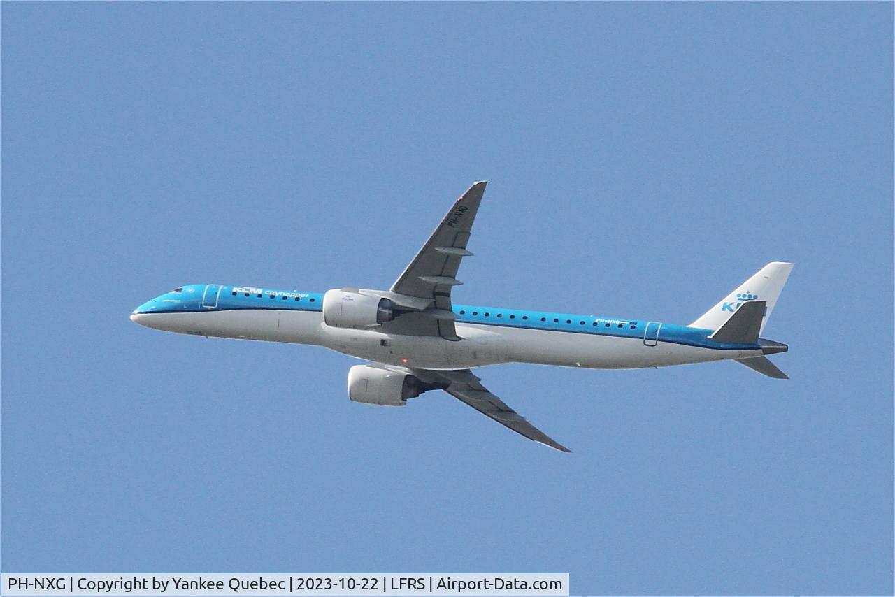 PH-NXG, 2021 Embraer E195-E2 (ERJ-190-400STD) C/N 19020062, long approach rwy 21, Nantes-Atlantique airport (LFRS-NTE)