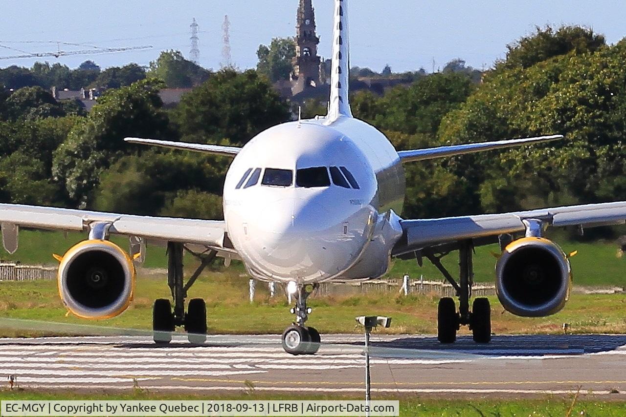 EC-MGY, 2015 Airbus A321-231 C/N 6638, Lining up rwy 07R, Brest Bretagne airport (LFRB-BES)