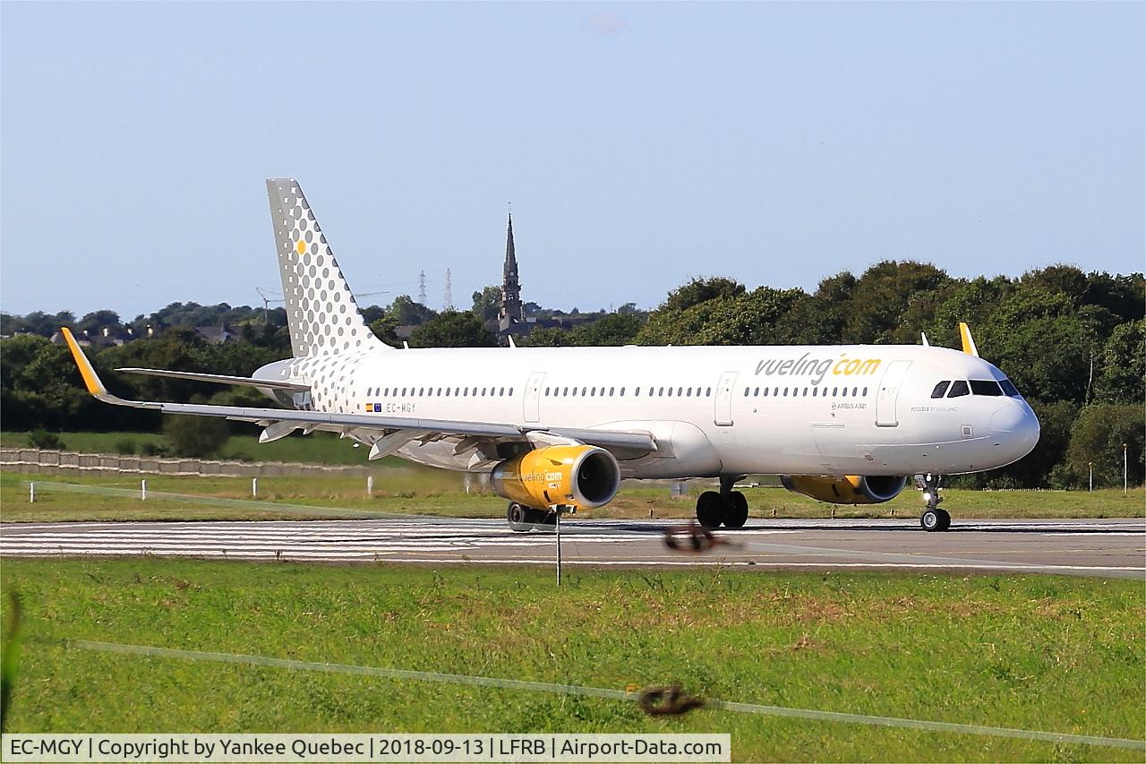EC-MGY, 2015 Airbus A321-231 C/N 6638, Take off run rwy 07R, Brest Bretagne airport (LFRB-BES)