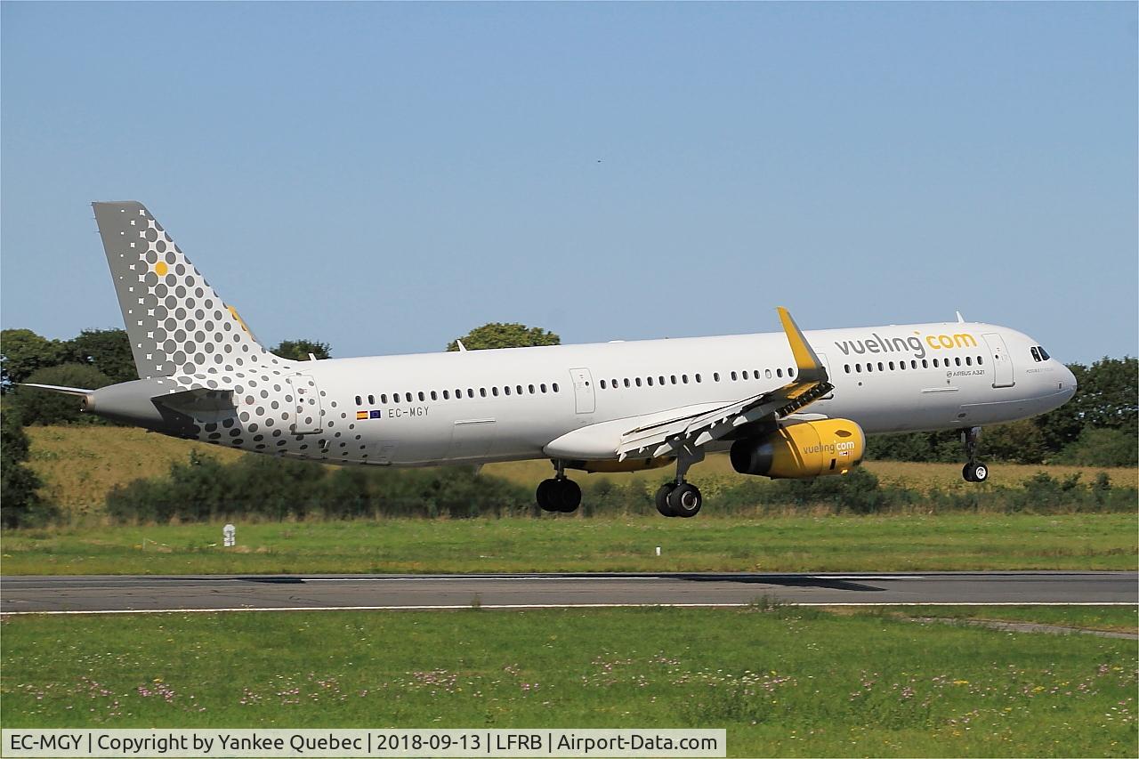 EC-MGY, 2015 Airbus A321-231 C/N 6638, Landing rwy 07R, Brest Bretagne airport (LFRB-BES)
