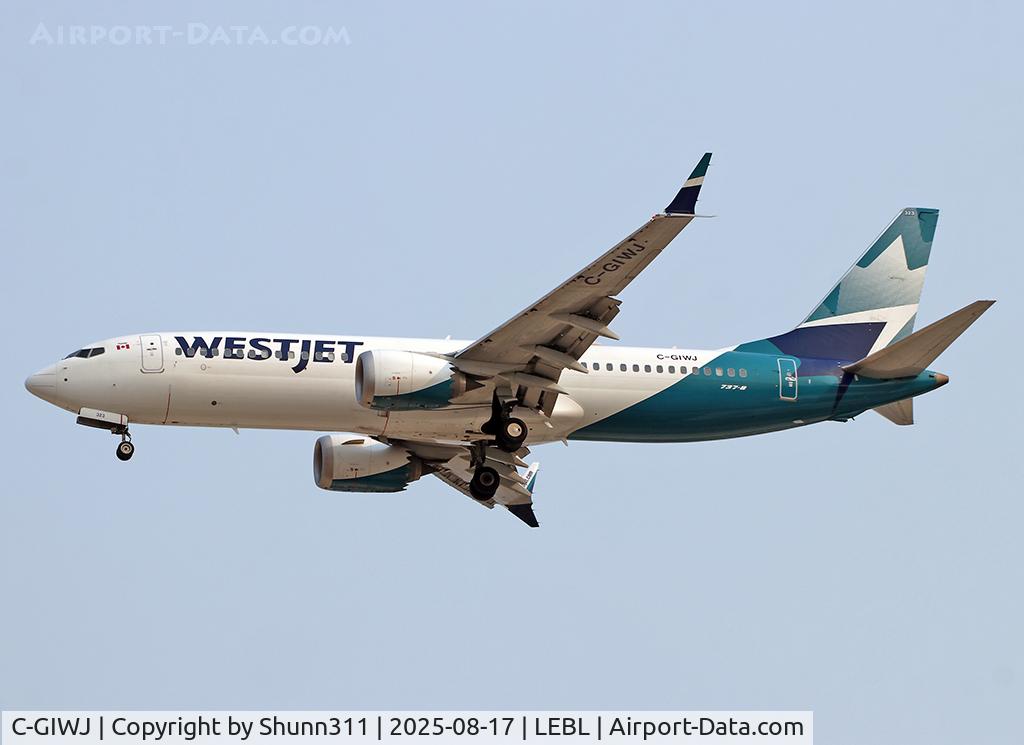 C-GIWJ, 2022 Boeing 737-8 MAX C/N 65425, Landing rwy 24R C-GIWJ, 2022 Boeing 737-8 MAX C/N 65425, Landing rwy 24R
