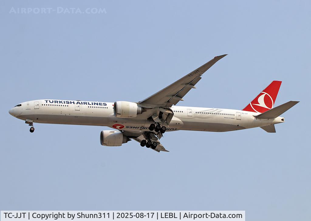 TC-JJT, 2014 Boeing 777-3F2/ER C/N 44118, Landing rwy 24R