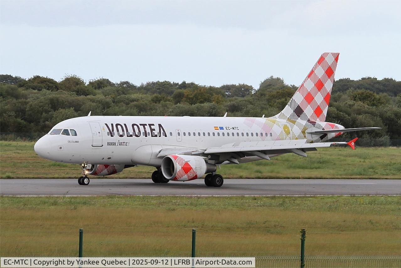 EC-MTC, 2004 Airbus A319-111 C/N 2258, Taxiing rwy 07R, Brest Bretagne airport (LFRB-BES) EC-MTC, 2004 Airbus A319-111 C/N 2258, Taxiing rwy 07R, Brest Bretagne airport (LFRB-BES)