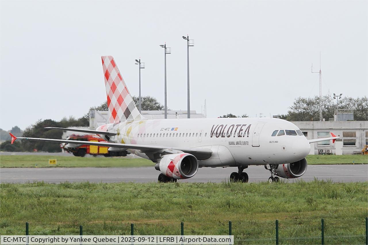 EC-MTC, 2004 Airbus A319-111 C/N 2258, Taxiing to boarding ramp, Brest Bretagne airport (LFRB-BES) EC-MTC, 2004 Airbus A319-111 C/N 2258, Taxiing to boarding ramp, Brest Bretagne airport (LFRB-BES)