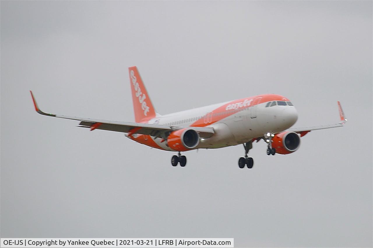 OE-IJS, 2016 Airbus A320-214 C/N 7410, Short approach rwy 07R, Brest Bretagne airport (LFRB-BES)