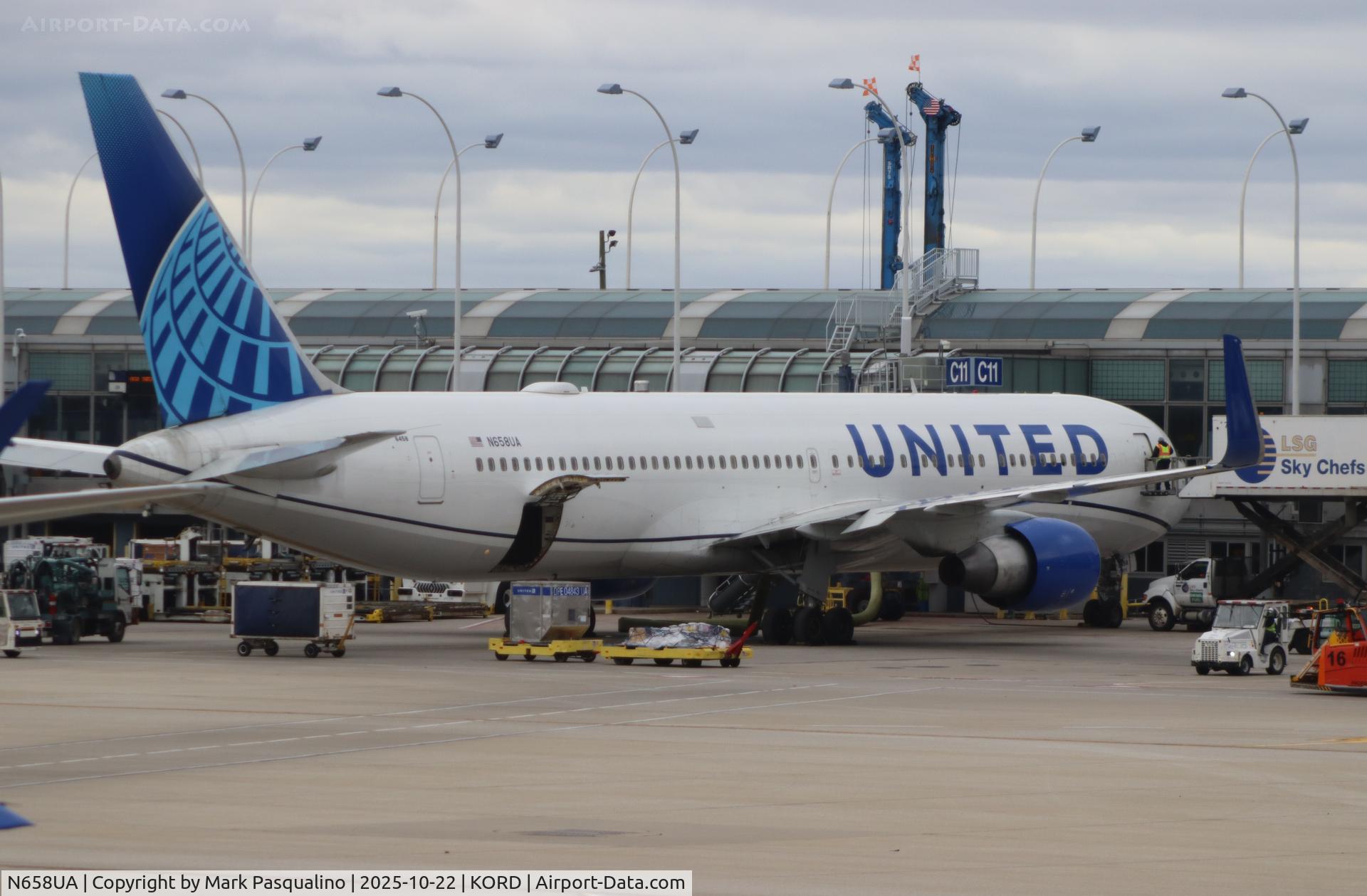 N658UA, 1993 Boeing 767-322 C/N 27113, Boeing 767-322 N658UA, 1993 Boeing 767-322 C/N 27113, Boeing 767-322