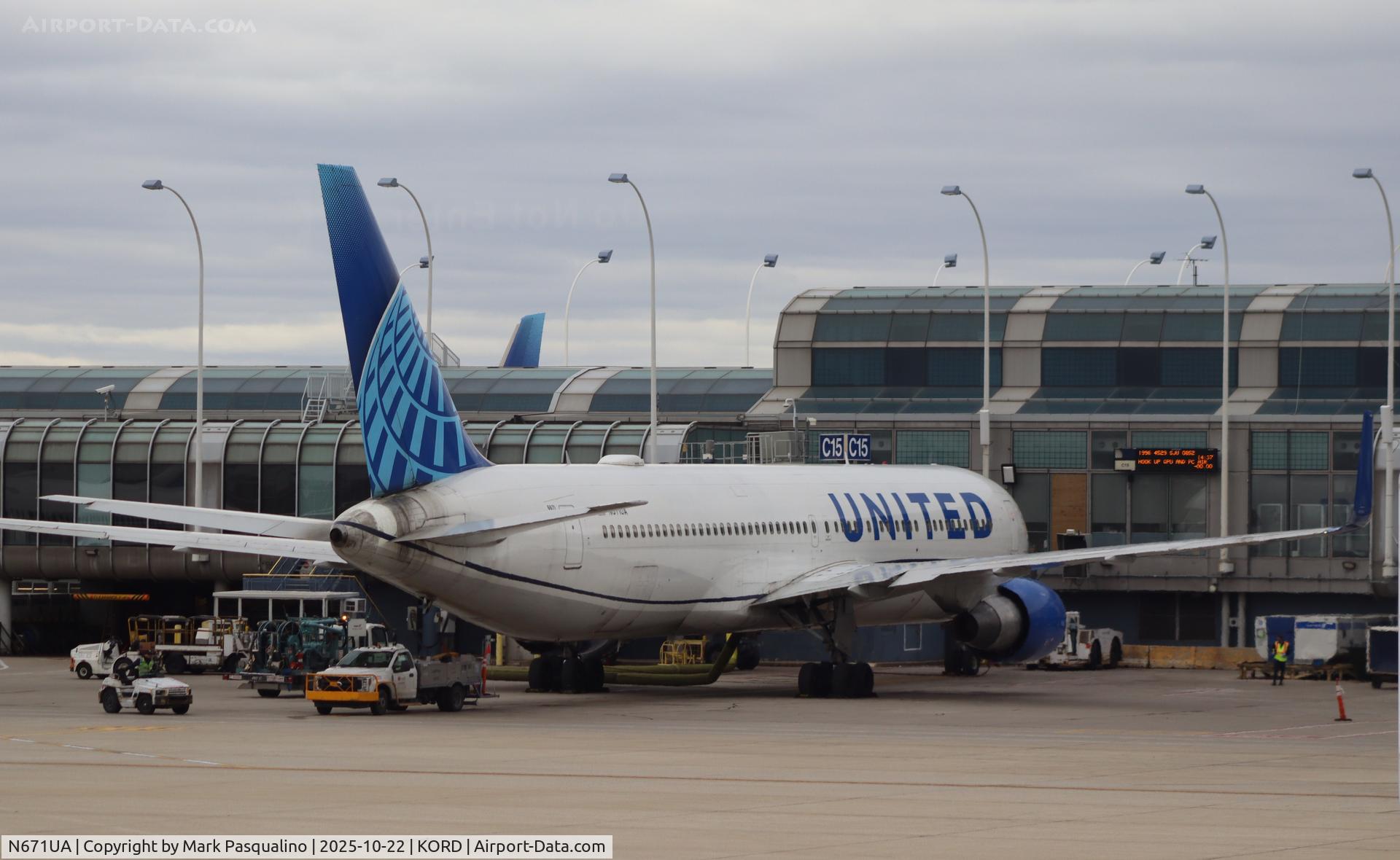 N671UA, 1999 Boeing 767-322 C/N 30026, Boeing 767-322 N671UA, 1999 Boeing 767-322 C/N 30026, Boeing 767-322