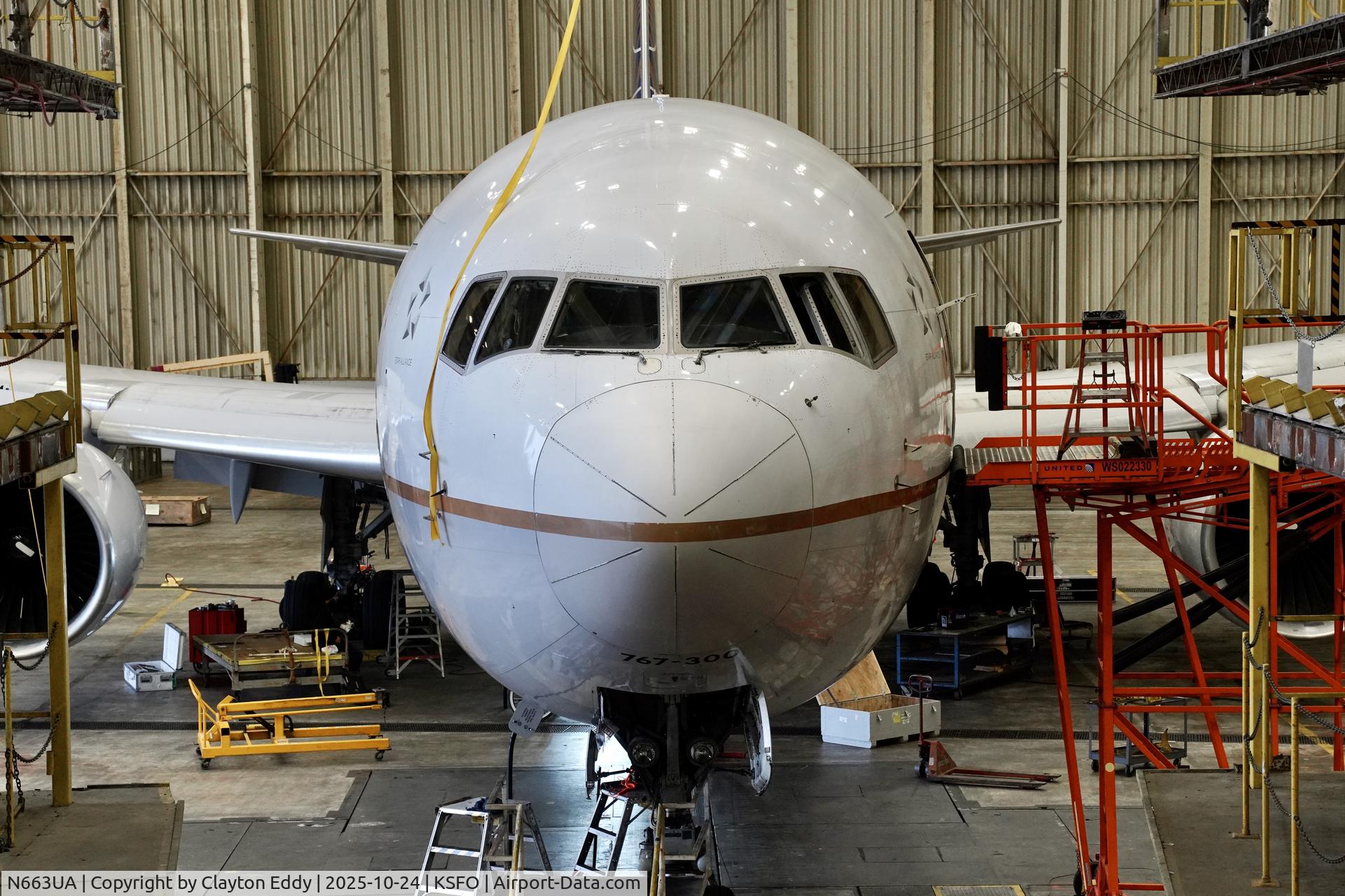 N663UA, 1993 Boeing 767-322 C/N 27160, PW4000 engine SFO 2025 N663UA, 1993 Boeing 767-322 C/N 27160, PW4000 engine SFO 2025