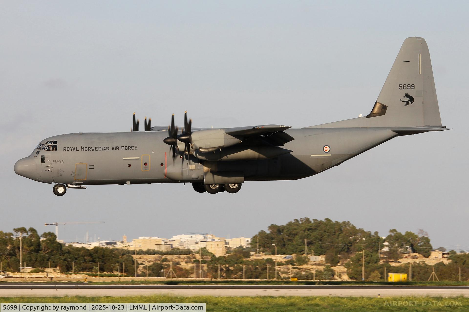 5699, 2008 Lockheed Martin C-130J-30 Super Hercules C/N 382-5699, Royal Norwegian Air Force Lockheed Martin C-130J-30 Super Hercules reg 5699 approaching RW31 while landing in Malta.
